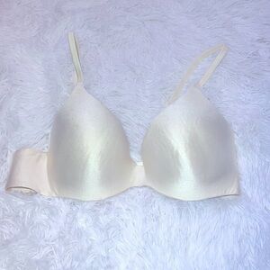 Body by Victoria Secret Embrace Perfect Shape Bra Size 34B.